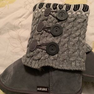 Muk luks NWOT SIZE 6 gray slipper boots